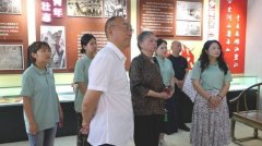 实现人“汗青人物”对话