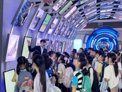 孩子们亲手触摸“制纸术”的纤维纹理、感触感